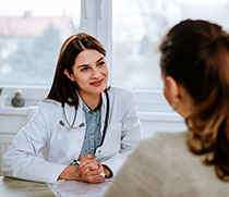 Gespräch zwischen einer jungen Ärztin und ihrer Patientin